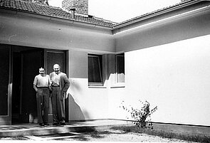 circa 1954 Bauhaus Monika und Helmuth Plessners vor dem Haus